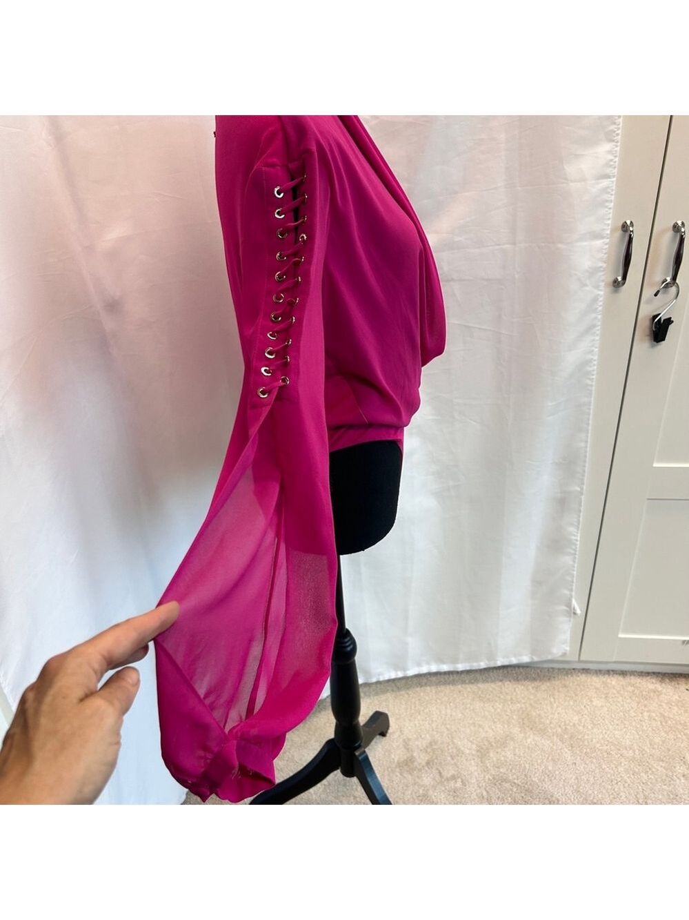 Marciano for Guess pink draped wrap V neck grommet cutout long sleeve bodysuit M - Picture 7 of 14